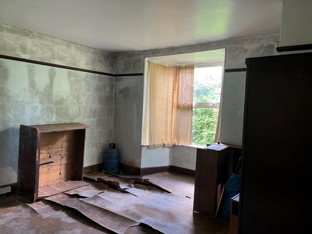 Lot: 102 - DETACHED BUNGALOW FOR UPDATING OR REPLACEMENT - Bedroom